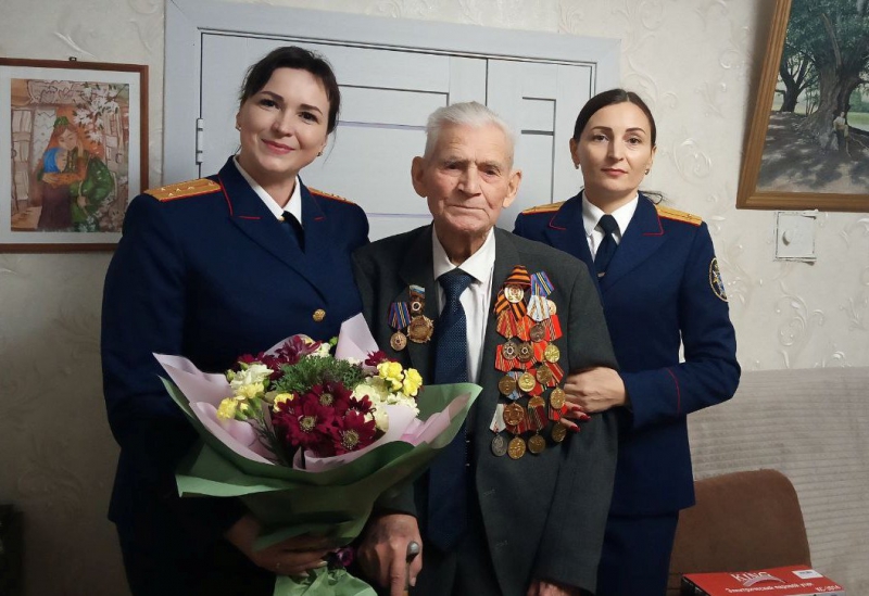 Сотрудники Александровского межрайонного следственного отдела поздравили ветерана Великой Отечественной войны с днем рождения.