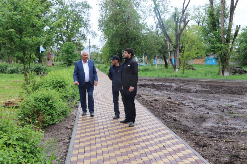 В рамках реализации федерального проекта «Формирование комфортной городской среды», входящего в национальный проект «Инфраструктура для жизни», полным ходом идет обновление парковой зоны в селе Китаевском. Данный проект находится на контроле губернатора р.