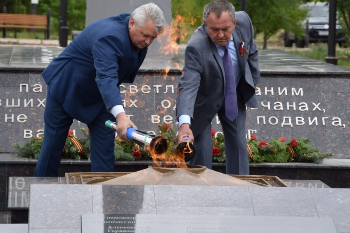 «Единая Россия»: Вечные огни зажглись на 22 мемориальных комплексах в 11 регионах.