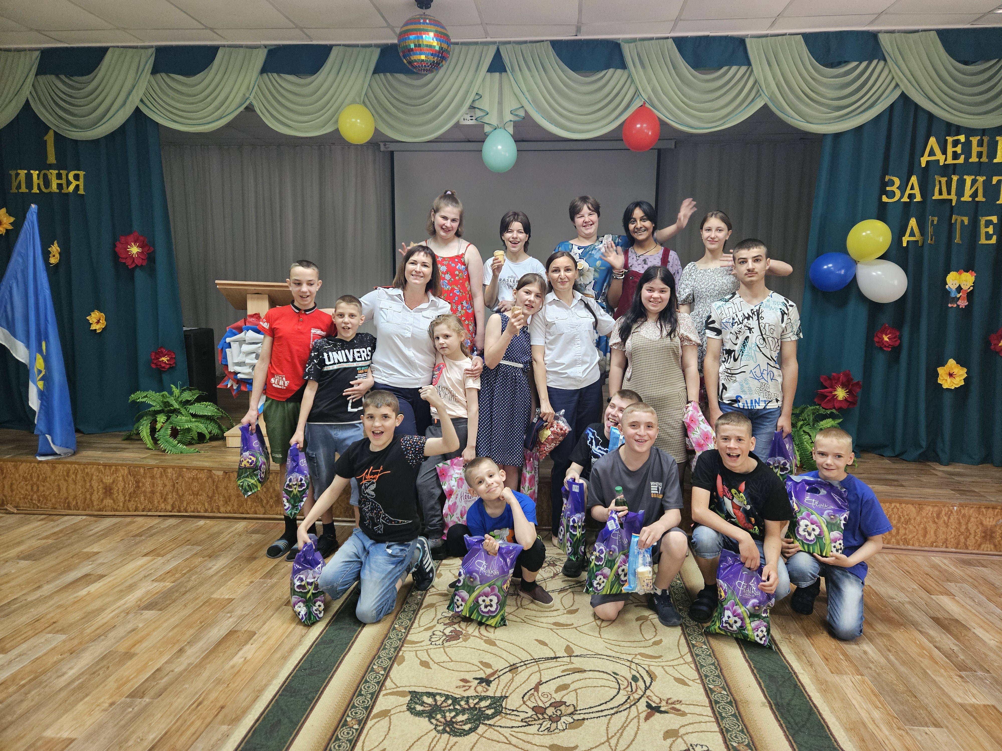 В Новоселицком муниципальном округе следователи СКР поздравили ребят из подшефного учреждения с Днем защиты детей.