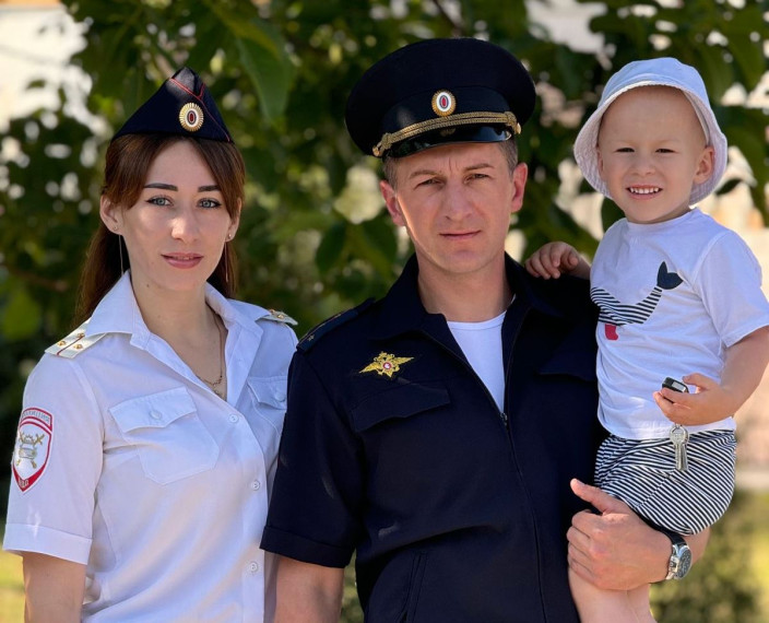 Новоселицкая полицейская семья Паршиных: «НА СТРАЖЕ ПОРЯДКА, НА ЗАЩИТЕ СЕМЬИ». Новоселицкая полицейская семья Паршиных: «НА СТРАЖЕ ПОРЯДКА, НА ЗАЩИТЕ СЕМЬИ».