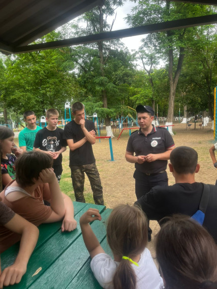 В Новоселицком полицейские и общественники провели профилактическую беседу с детьми. В Новоселицком полицейские и общественники провели профилактическую беседу с детьми.
